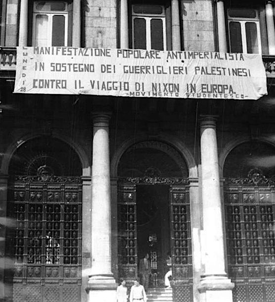 Striscione per la manifestazione contro la visita di Nixon a Roma.