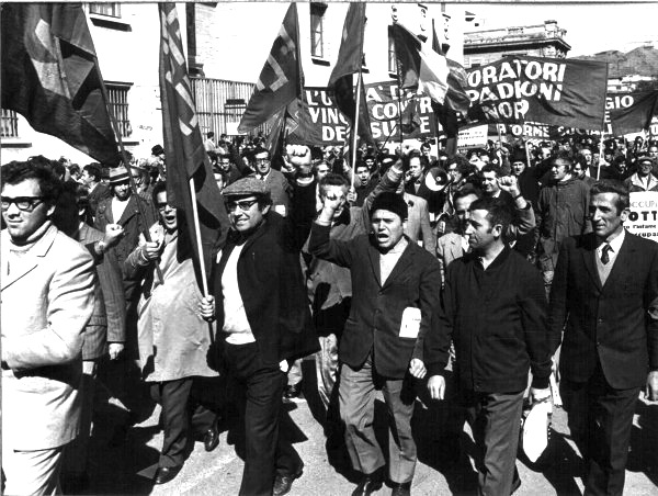 Lavoratori sfilano a Reggio Calabria.