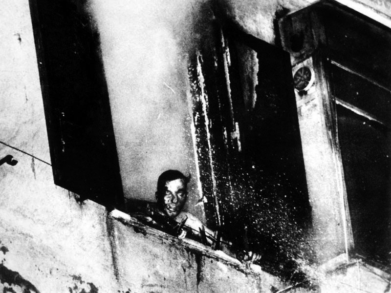 La cruenta immagine dell'omicidio di Virgilio Mattei nel rogo di Primavalle a Roma.