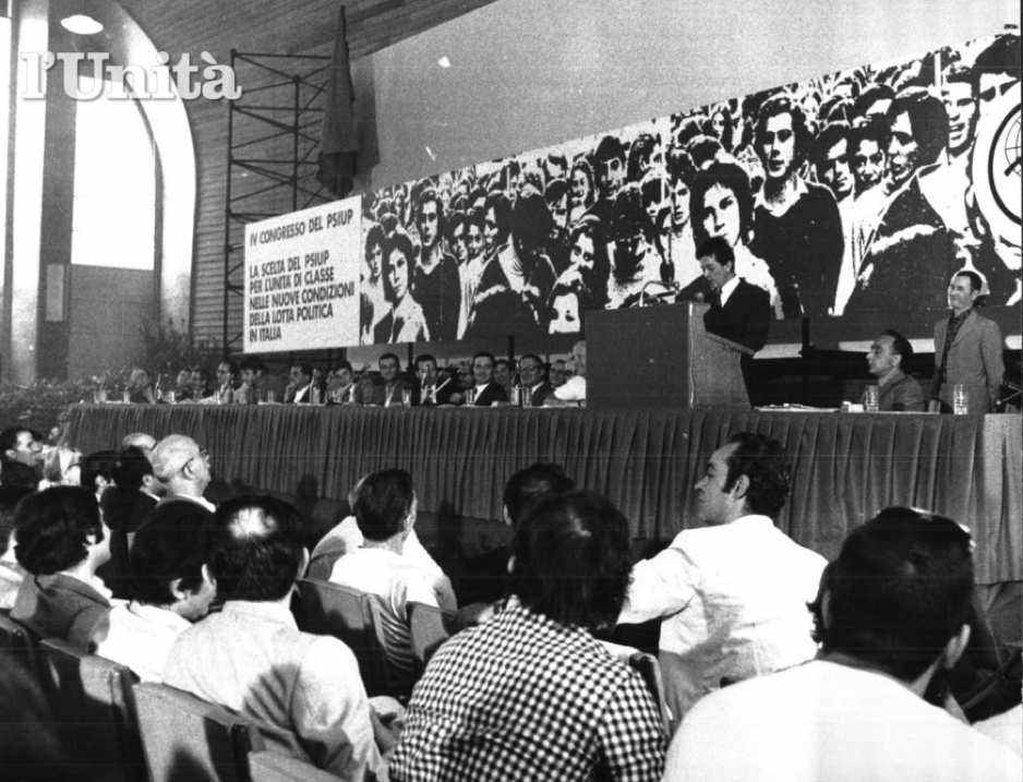 Il palco del IV congresso del Psiup, che nel 1972 decide la confluenza nel Pci.