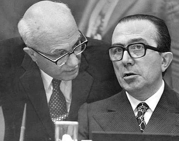 Amintore Fanfani alle spalle di Giulio Andreotti.