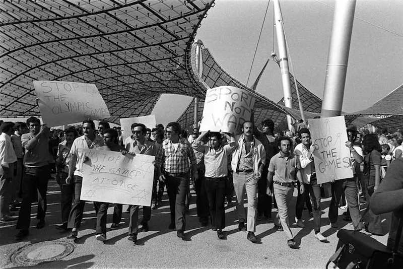 Manifestazione pacifista a Monaco davanti al villaggio olimpico dopo la strage del 1972.
