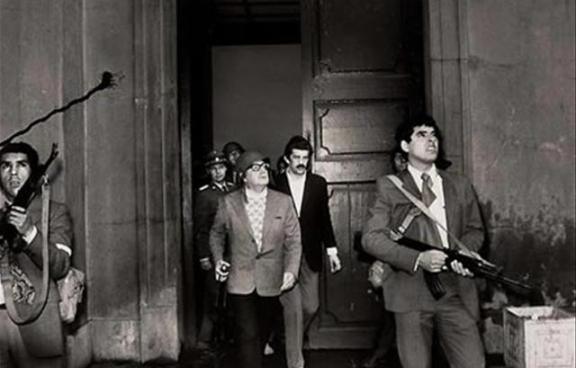Il presidente Salvador Allende tenta una disperata difesa contro i golpisti.