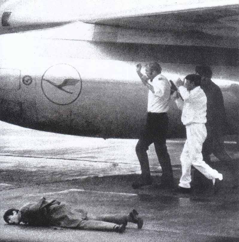 Il commando palestinese in azione all'aeroporto di Fiumicino costringe alcuni ostaggi a salire sull'aereo Lufthansa; a terra una vittima.