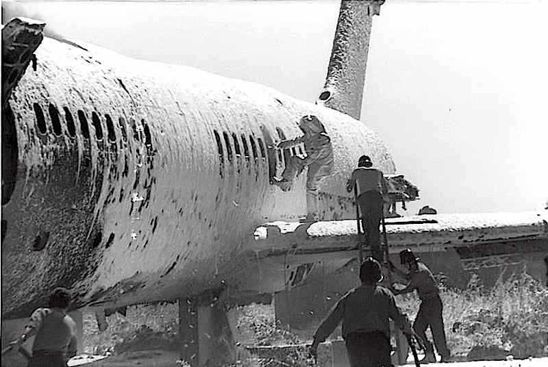 All'aeroporto romano di Fiumicino il 17 dicembre 1973 un commando palestinese assalta con bombe un aereo Panam (nella foto, durante l'intervento dei vigili del fuoco) uccidendo 30 persone; quindi costringe ostaggi a salire su un aereo Lufthansa che fanno decollare verso Atene e poi Kuwait City.