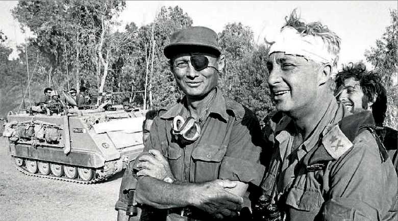 I generali israeliani Moshe Dayan (a sinistra) e Ariel Sharon alla guida della  guerra del Kippur nell'ottobre 1973.