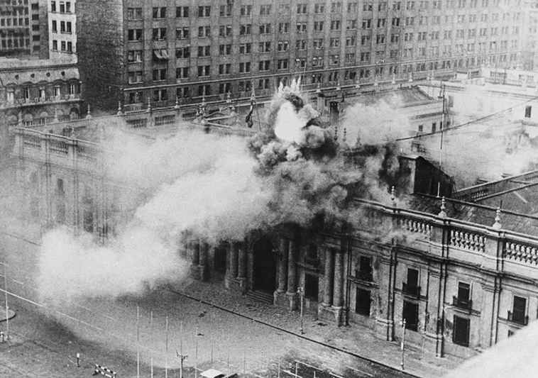 A Santiago del Cile le forze armate golpiste di Pinochet bombardano il palazzo presidenziale della Moneda.