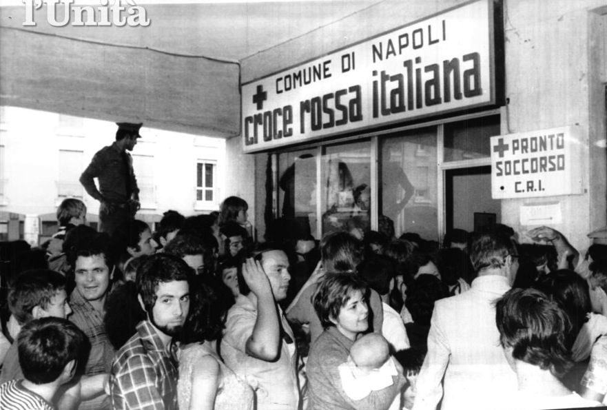 Cittadini napoletani in attesa della vaccinazione contro il colera.