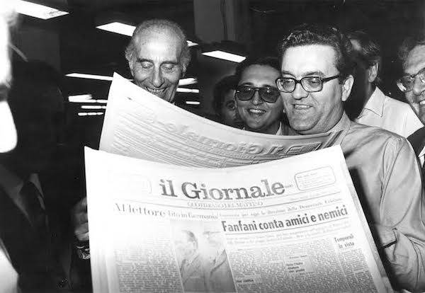 Indro Montanelli (a sinistra) festeggia l'uscita del primo numero del quotidiano da lui fondato.