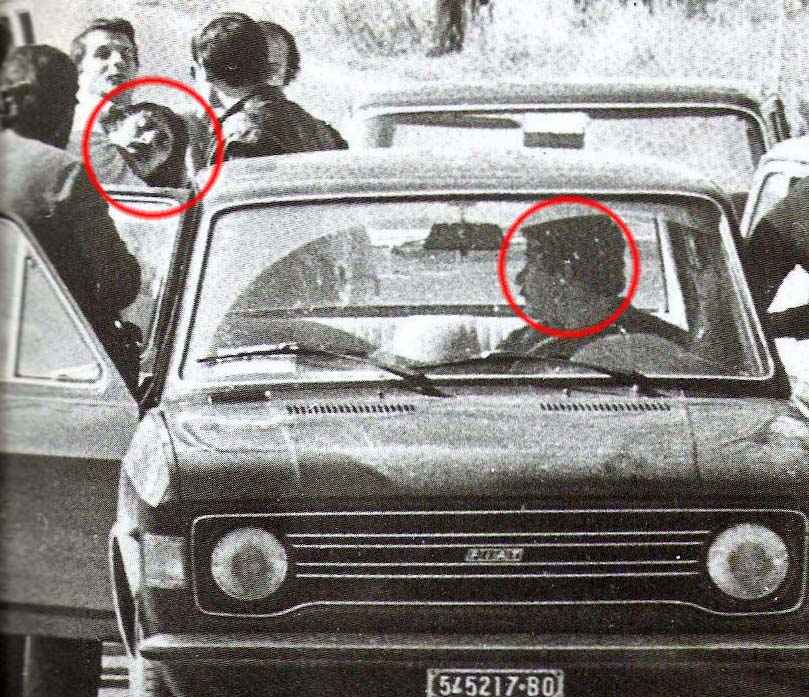L'arresto dei brigatisti Alberto Franceschini (a sinistra) e Renato Curcio (in vettura).