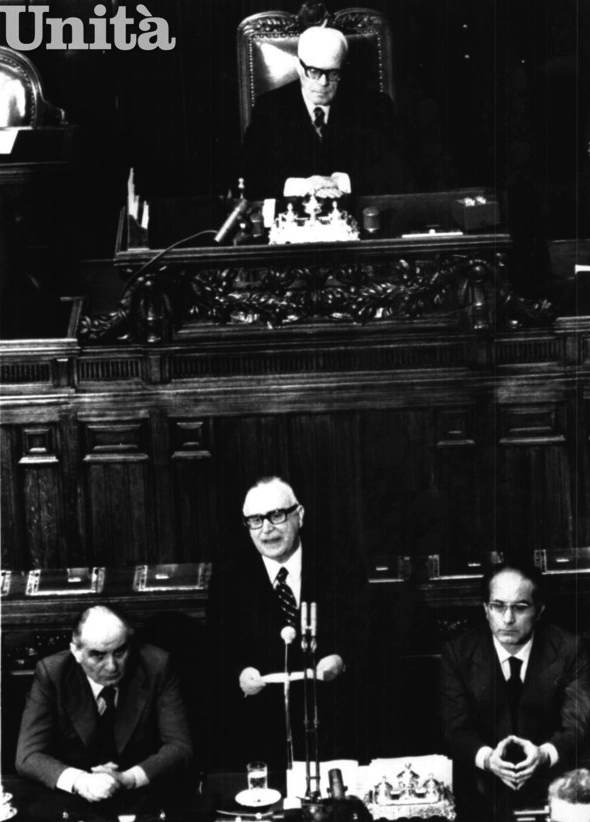 Alla Camera, presieduta da Sandro Pertini, Mariano Rumor presenta il suo V governo.