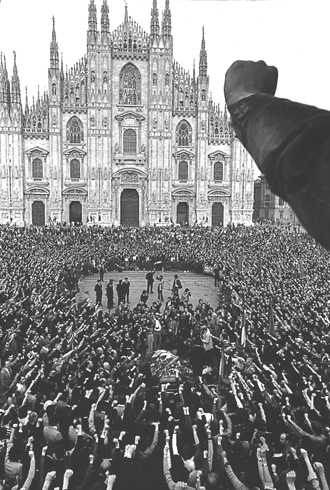 I funerali in piazza Duomo a Milano per Giannino Zibecchi.