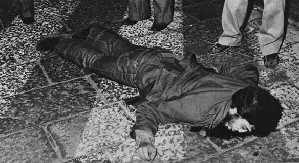 Il corpo di Claudio Varalli ucciso a Milano da militanti di Avanguardia nazionale.