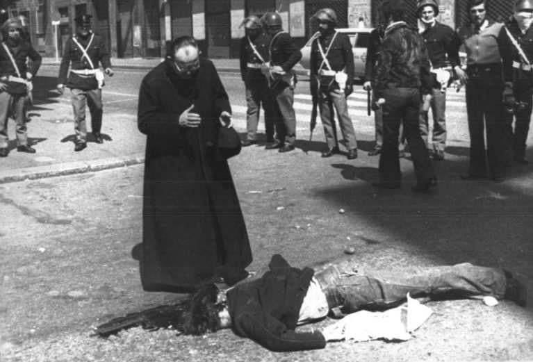 Il corpo di Giannino Zibecchi, ucciso il 17 aprile 1975 a Milano, schiacciato da un mezzo della polizia durante la manifestazione di protesta per la morte di Claudio Varalli.