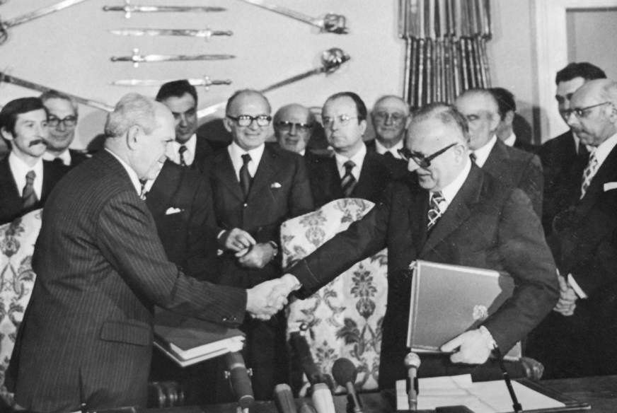 Mariano Rumor per l'Italia e Milos Minic per la Jugoslavia firmano il trattato di Osimo che definisce le dispute territoriali tra i due stati.