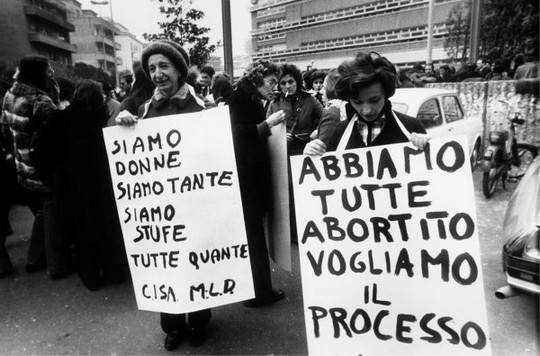 Le esponenti radicali Adele Faccio (a sinistra) e Emma Bonino manifestano per la legalizzazione dell'aborto.