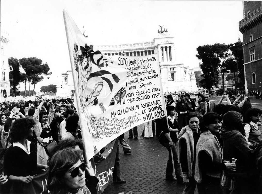 Il 3 aprile 1976 a Roma si tiene una grande manifestazione nazionale a sostegno della legge per la legalizzazione dell'aborto.