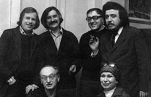 Gli autori di Charta 77 (il primo a sinistra è il futuro Presidente ceco Vaclav Havel).