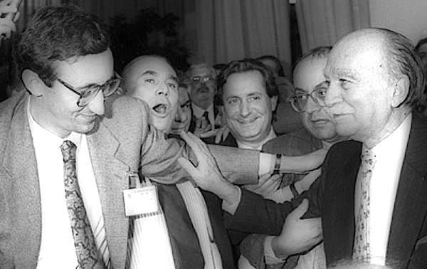 Gianfranco Fini (a sinistra) congratulato da Giorgio Almirante dopo l'elezione a segretario nazionale del Fronte della gioventù nel 1977.