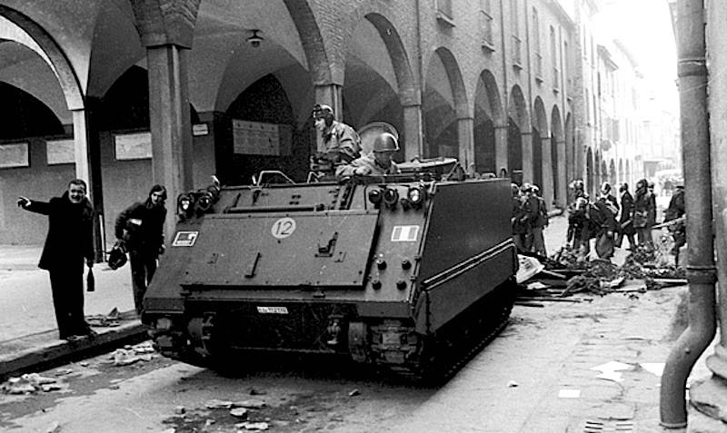 Blindati della polizia durante gli scontri di Bologna in cui morì Lorusso.