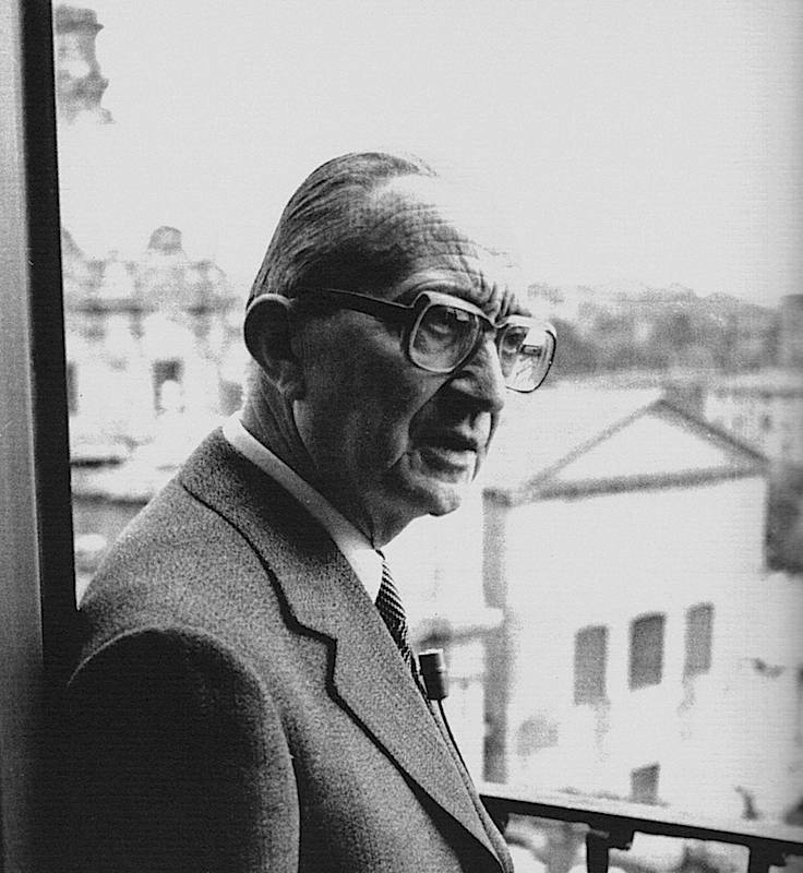 Giulio Carlo Argan, sindaco di Roma dall'agosto 1976, si affaccia dal suo ufficio con vista sul Foro romano.