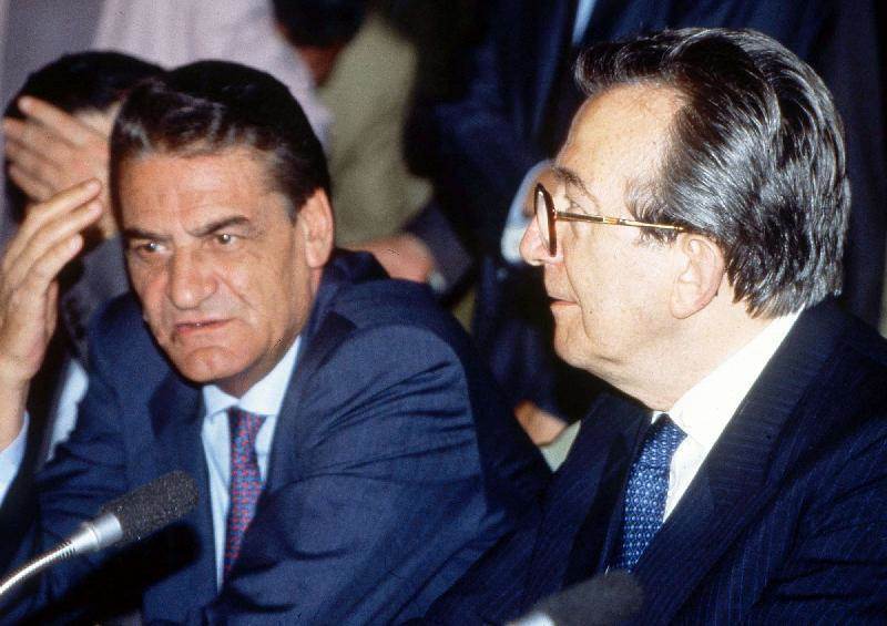 Mino Martinazzoli (a sinistra, con Andreotti), con il suo voto da Presidente della Commissione inquirente Lockheed, salvò Rumor dall'incriminazione nello scandalo Lockheed.