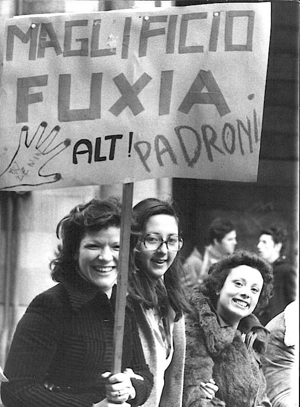 Operaie della Fuxia in corteo per protestare contro la chiusura del padronato verso le richieste contrattuali.