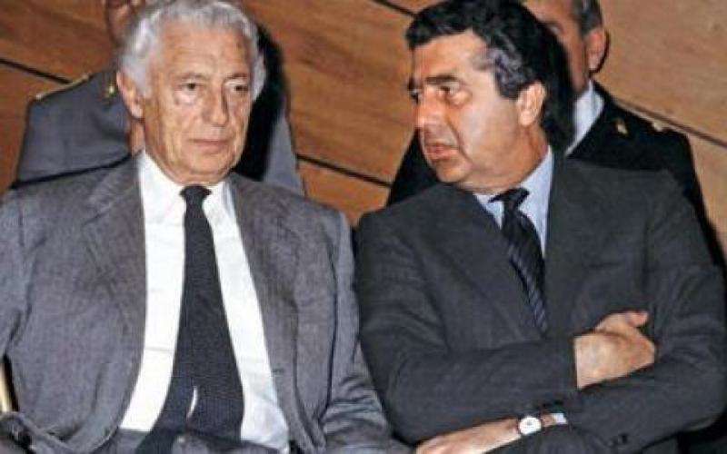 Carlo De Benedetti (a destra) con Gianni Agnelli. De Benedetti lasciò l'incarico di amministratore delegato Fiat il 25 agosto 1976.