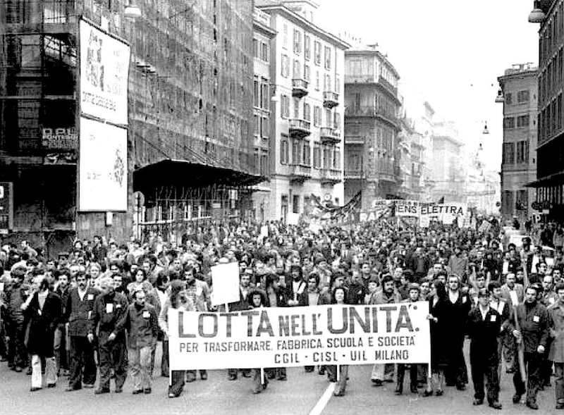 La manifestazione milanese durante lo sciopero generale del 18 marzo 1977.
