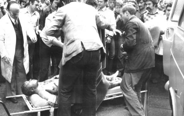 Il corpo di Roberto Crescenzio devastato dalle fiamme durante l'assalto al bar Angelo azzurro a Torino il 1° ottobre 1977.