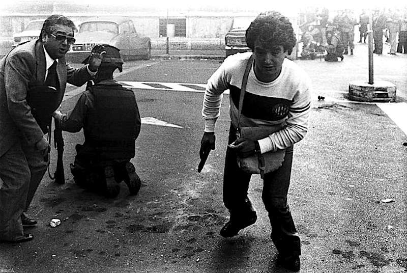 Poliziotto in borghese armato, in azione negli scontri di Roma del 12 maggio 1977.