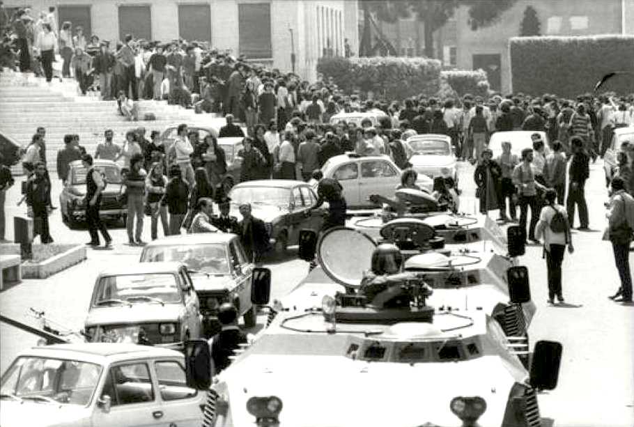 La polizia occupa militarmente l'Università di Roma il 1 febbraio 1977. Gli scontri, con feriti e due morti, segna l'inizio del '77.