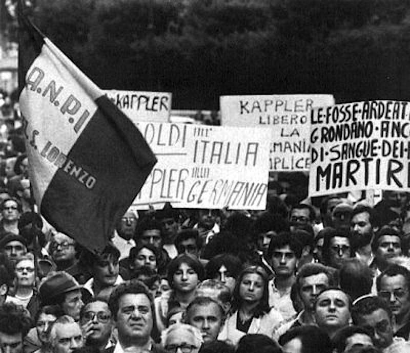 Manifestazione a Roma contro la fuga di Kappler nell'agosto 1977.