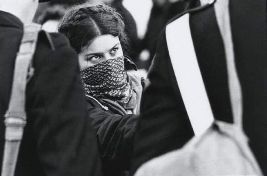 1977: giovani e polizia si fronteggiano.