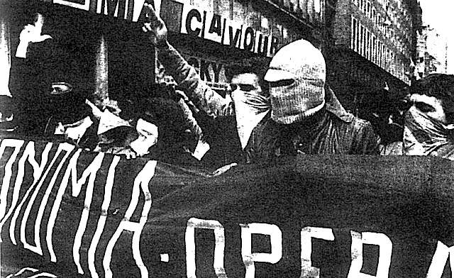 Corteo di Autonomia operaia; si cominciano a vedere mani tese con le dita nel gesto della P38, per inneggiare alla rivolta armata.