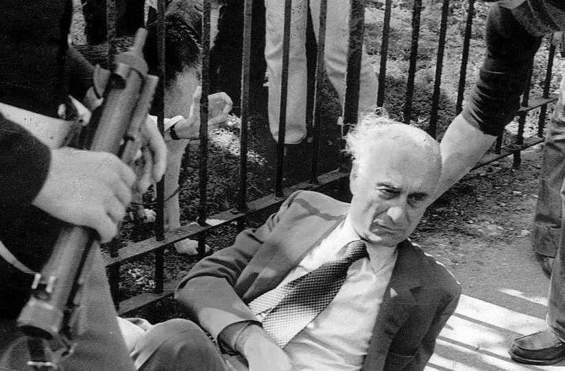 Indro Montanelli ferito dalle Brigate rosse il 1° giugno 1977 a Milano.