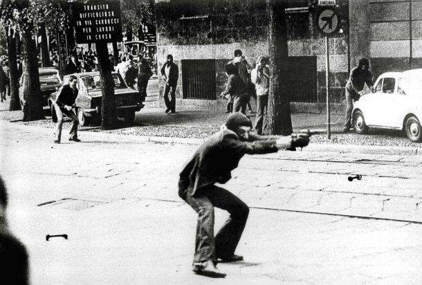 Durante la manifestazione del 14 maggio 1977 alcuni dimostranti fecero uso di armi da fuoco. Negli scontri morì il vicebrigadiere Antonino Custrà.