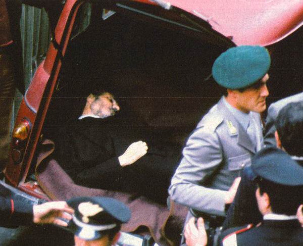 Il corpo di Aldo Moro ritrovato in Via Caetani a Roma dentro una Renault.