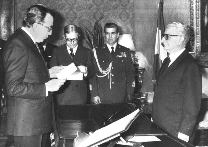 Andreotti giura davanti al Presidente Leone per la formazione del suo IV governo.