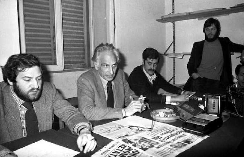 Nella sede della rivista “Metropoli”, legata ad Autonomia operaia, si tiene una conferenza stampa contro gli arresti nell'operazione avviata dal magistrato Calogero. Tra i presenti si nota al centro Marco Pannella.