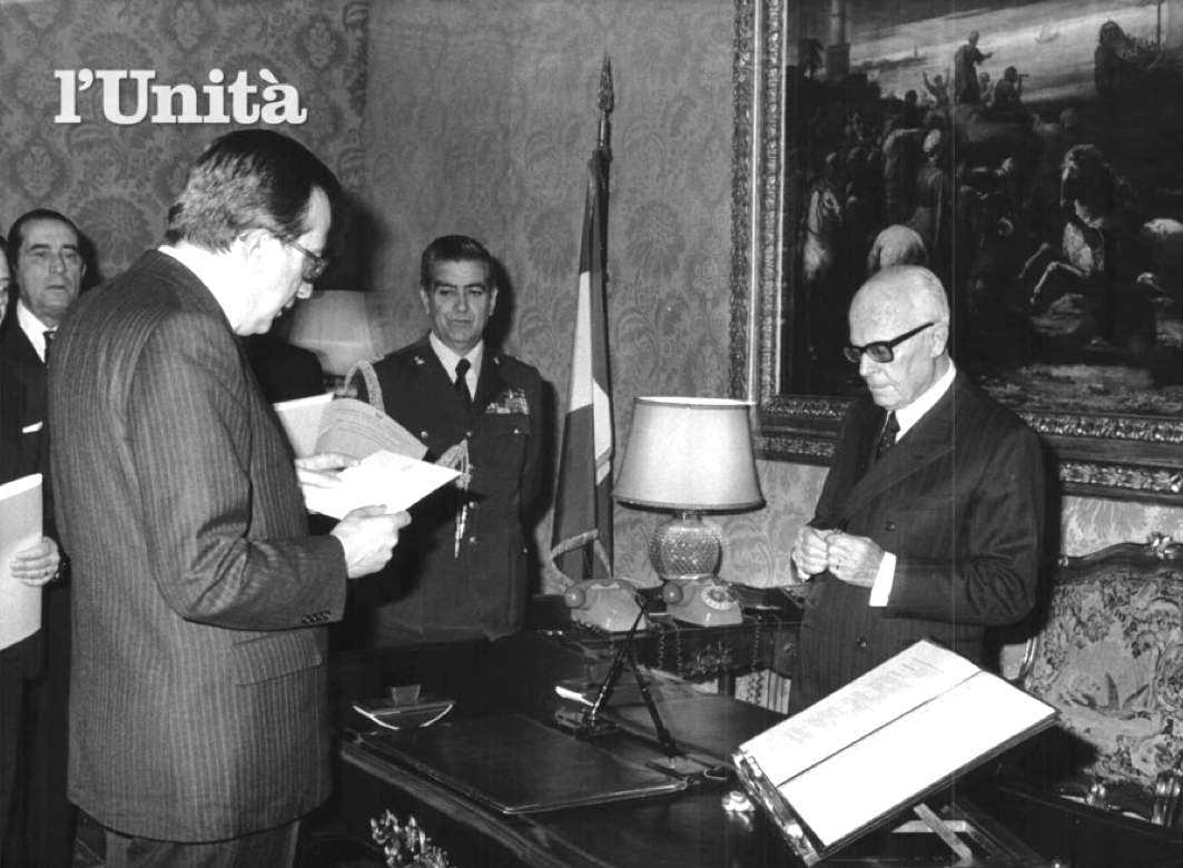 Davanti Giulio Andreotti giura per la formazione del suo V governo davanti al Presidente Pertini.
