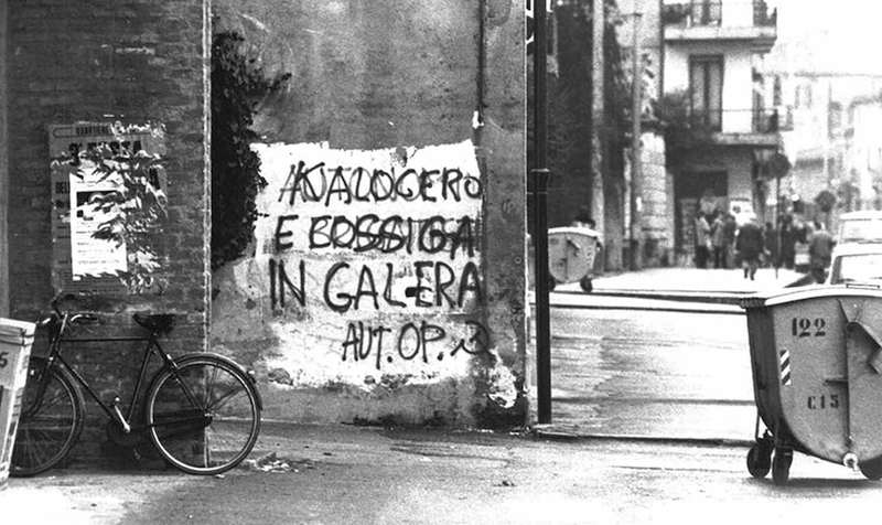 Scritte di militanti dell'Autonomia operaia contro la repressione governativa e della magistratura.
