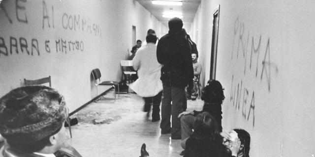 Terroristi di Prima linea assaltano la scuola di amministrazione aziendale di Torino l'11 dicembre 1979.