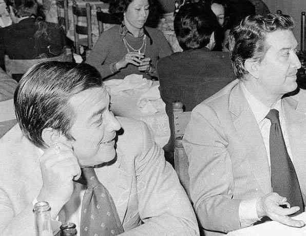Gaetano Caltagirone con Franco Evangelisti (a destra nella foto), che per lunghi anni fu braccio destro di Andreotti. Caltagirone fu un generoso sostenitore della corrente andreottiana. A seguito del mandato d'arresto per lo scandalo Italcasse fuggì all'estero. Dopo diversi procedimenti giudiziari fu discolpato.