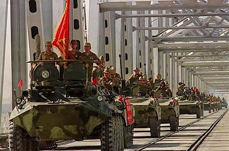 Le truppe russe invadono l'Afghanistan, instaurandovi un regime filosovietico.
