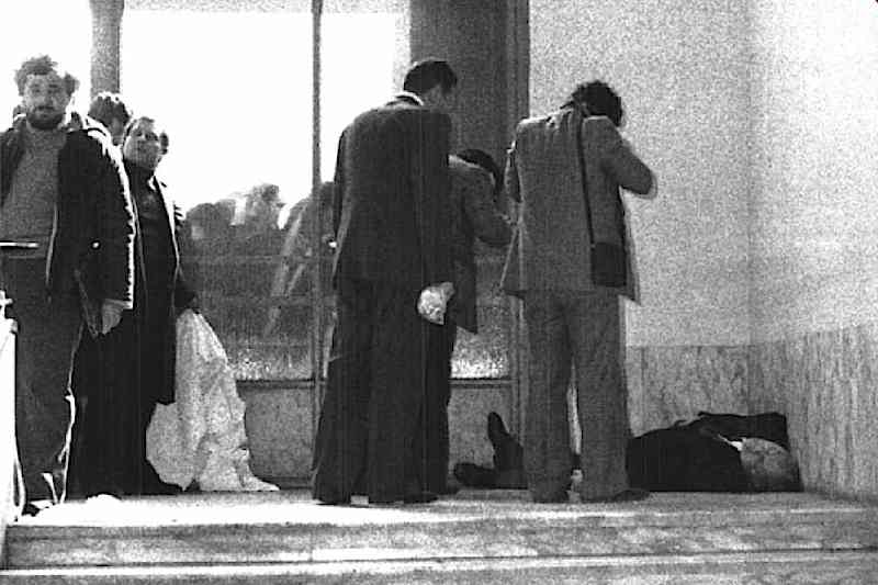 Il corpo di Vittorio Bachelet, ucciso il 12 febbraio 1980 dalle Brigate rosse all'interno dell'Università di Roma.