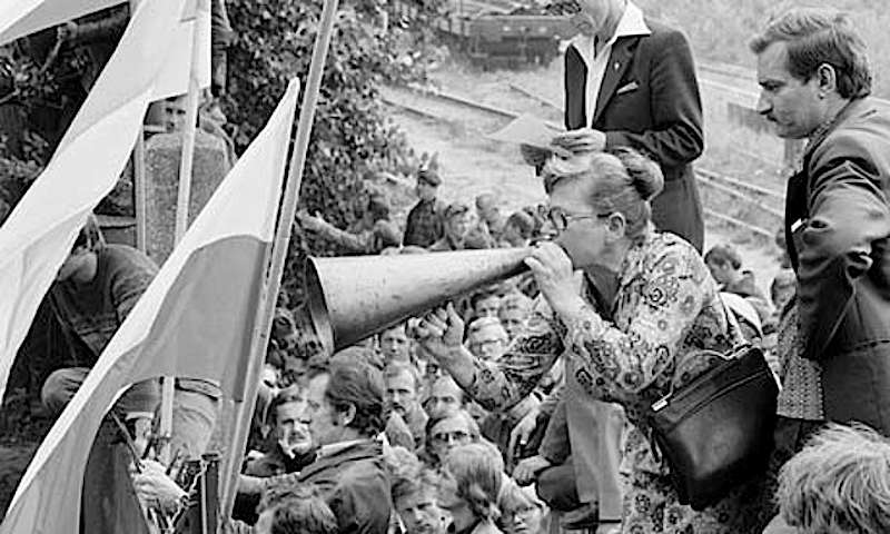 Nei cantieri di Danzica occupati, al fianco di Lech Walesa prende la parola Anna Walentynowicz, licenziata il 7 agosto per attività sindacale illegale, animatrice della lotta operaia.