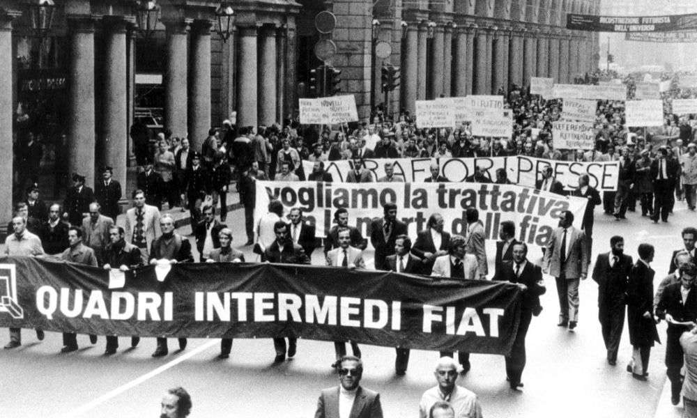 La "marcia dei quarantamila" sfila per il centro di Torino.