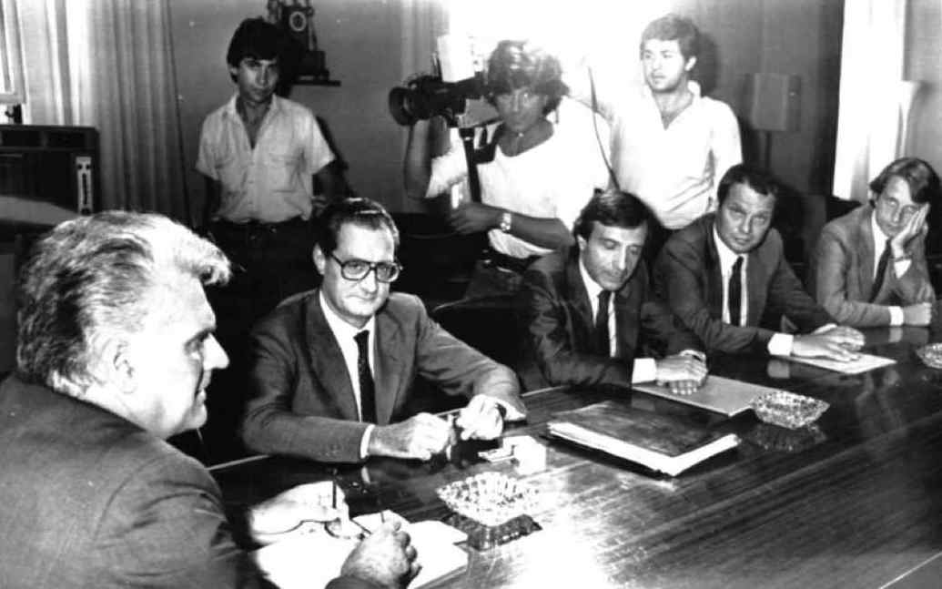 Il ministro del Lavoro Foschi (a sinistra) riceve la delegazione Fiat capeggiata dall'amministratore delegato Romiti (secondo da sinistra).