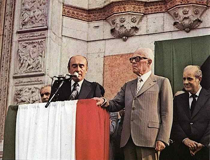 Il sindaco di Bologna, Renato Zangheri, e il Presidente Pertini durante i funerali in piazza Maggiore a Bologna.